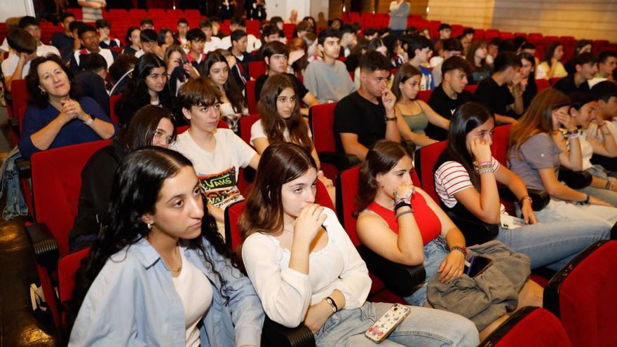 Los alumnos participantes en la jornada de reflexión que puso colofón al programa de concienciación en materia de salud en los centros de Secundaria de Avilés. | Mara Villamuza