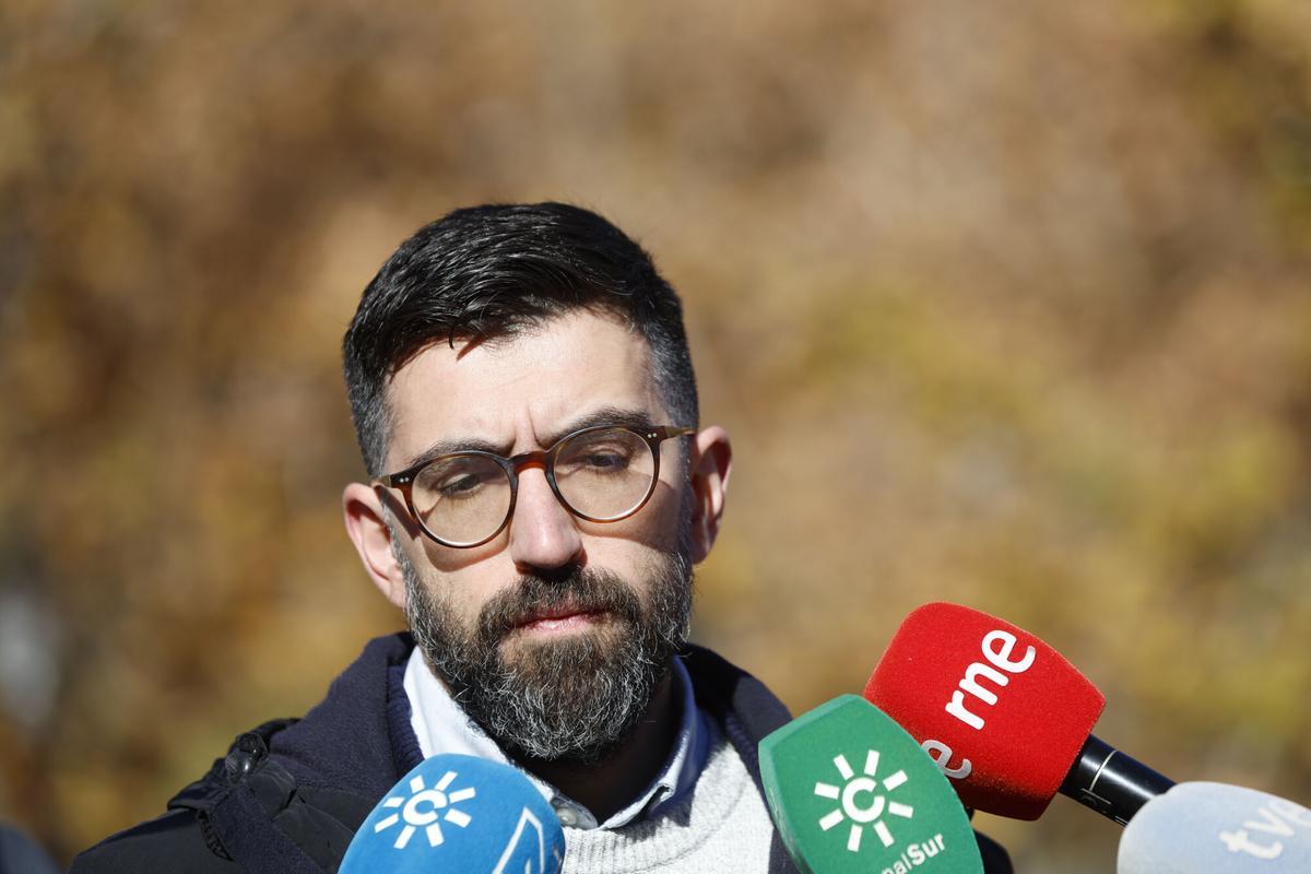 El alcalde de Campillos, Daniel Gómez atiende a los medios antes del minuto de silencio