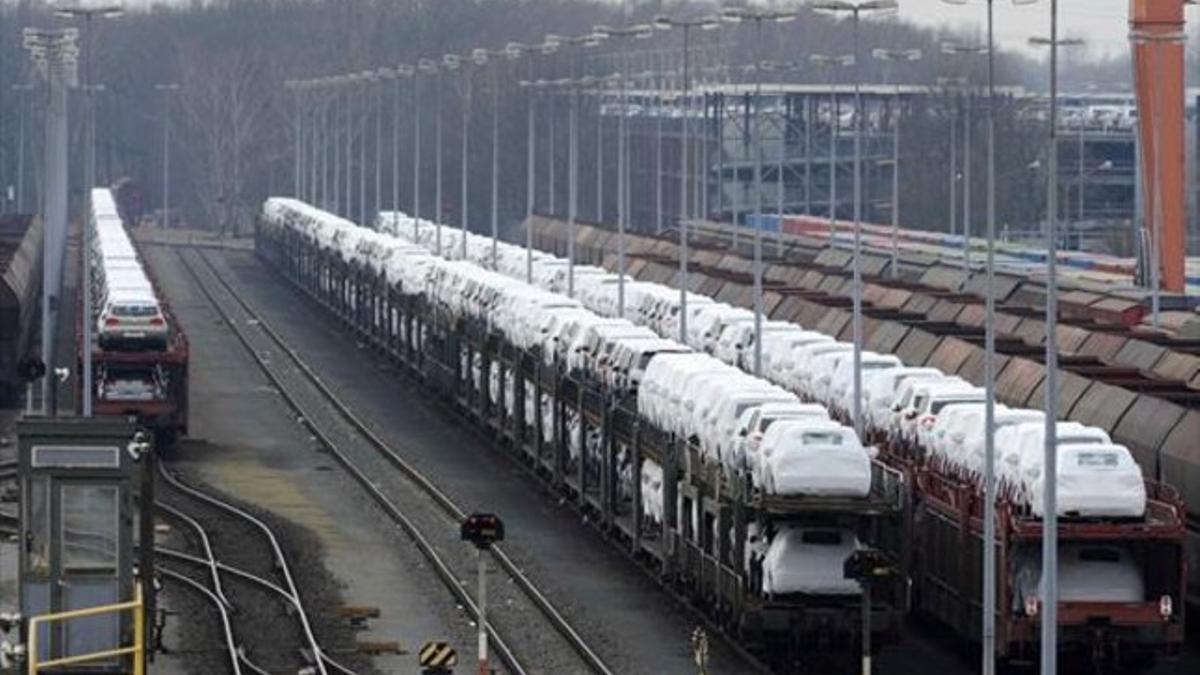 Coches de Volkswagen acumulados en trenes, en Wolfsburg.