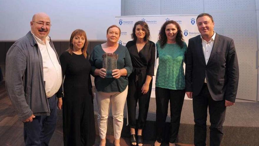 Valentín Gonzalez (a la derecha), con representantes de Fademur, ayer, en el Palacio de Congresos de A Coruña.