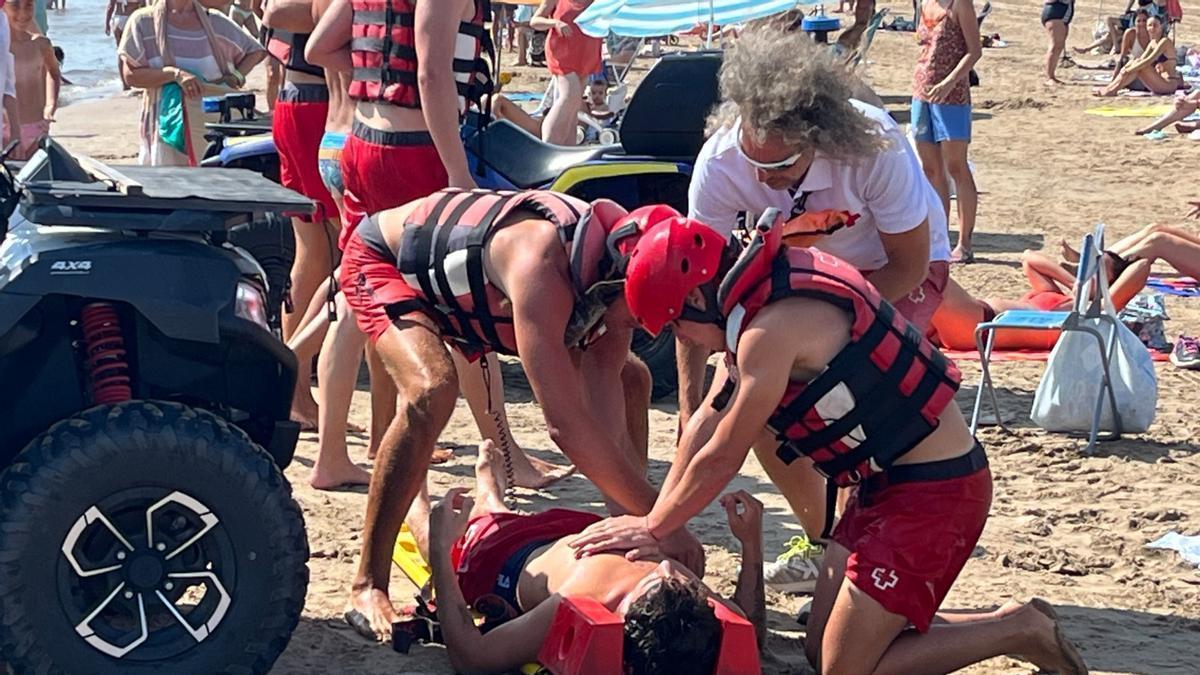Los equipos de salvamento marítimo de la playa del Cabanyal rescata a uno de sus "ahogados" durante el simulacro