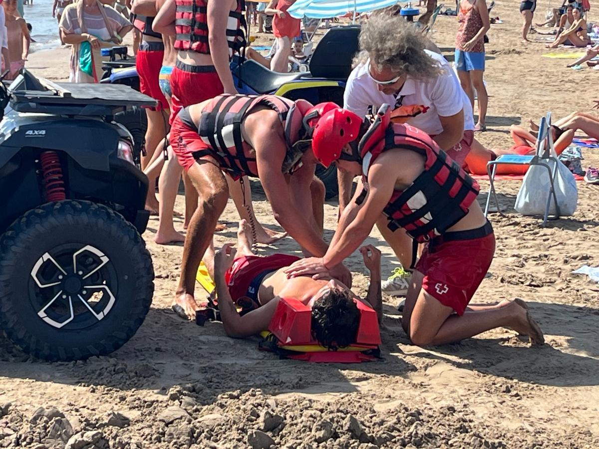 Los equipos de salvamento marítimo de la playa del Cabanyal rescata a uno de sus "ahogados" durante el simulacro