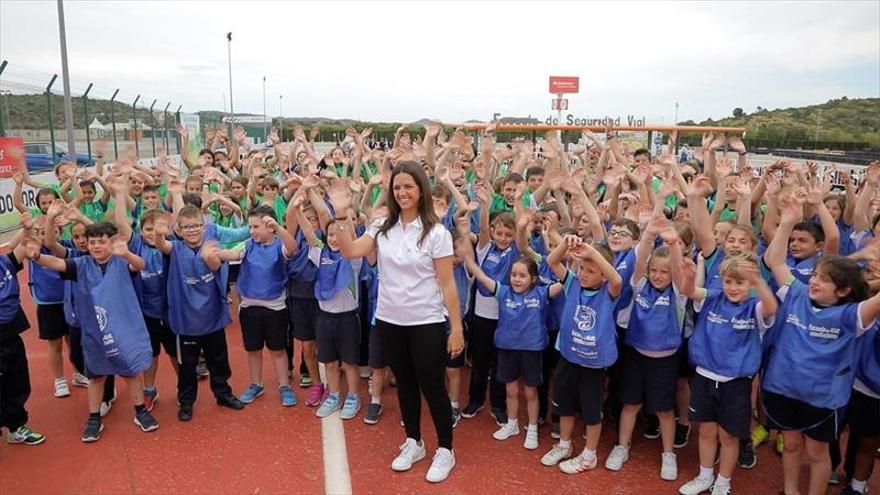 La pilot Cristina Gutiérrez visita l’Escola de Seguretat Viària