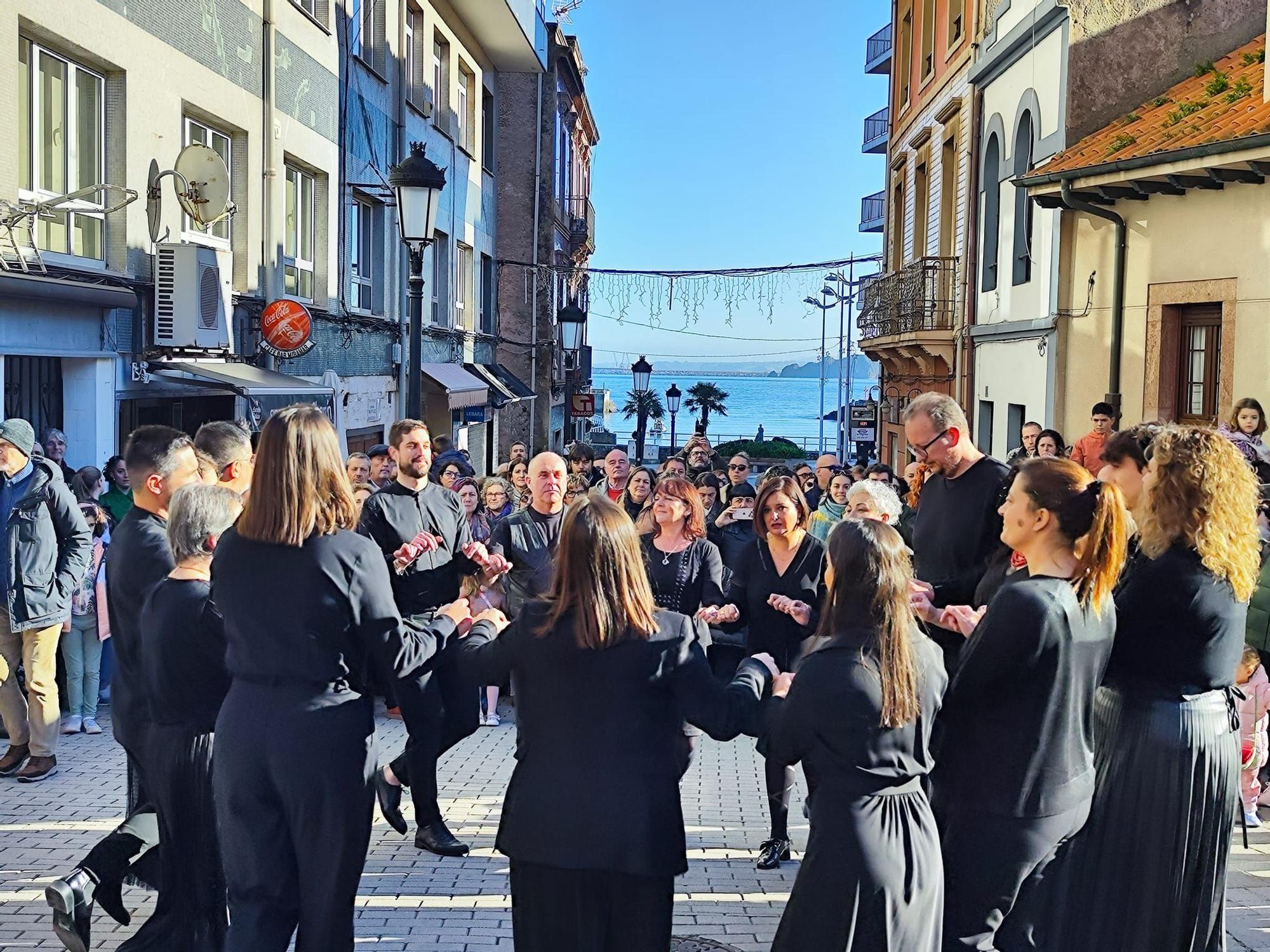 La "llamada a conceyu" del grupo San Félix llena Candás de música y baile