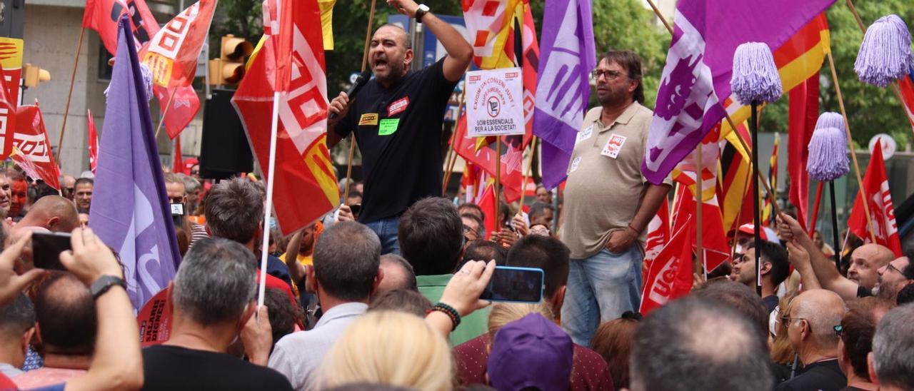 Javier Pacheco, de CCOO,
ahir a les portes de
Foment de Treball.  ACN