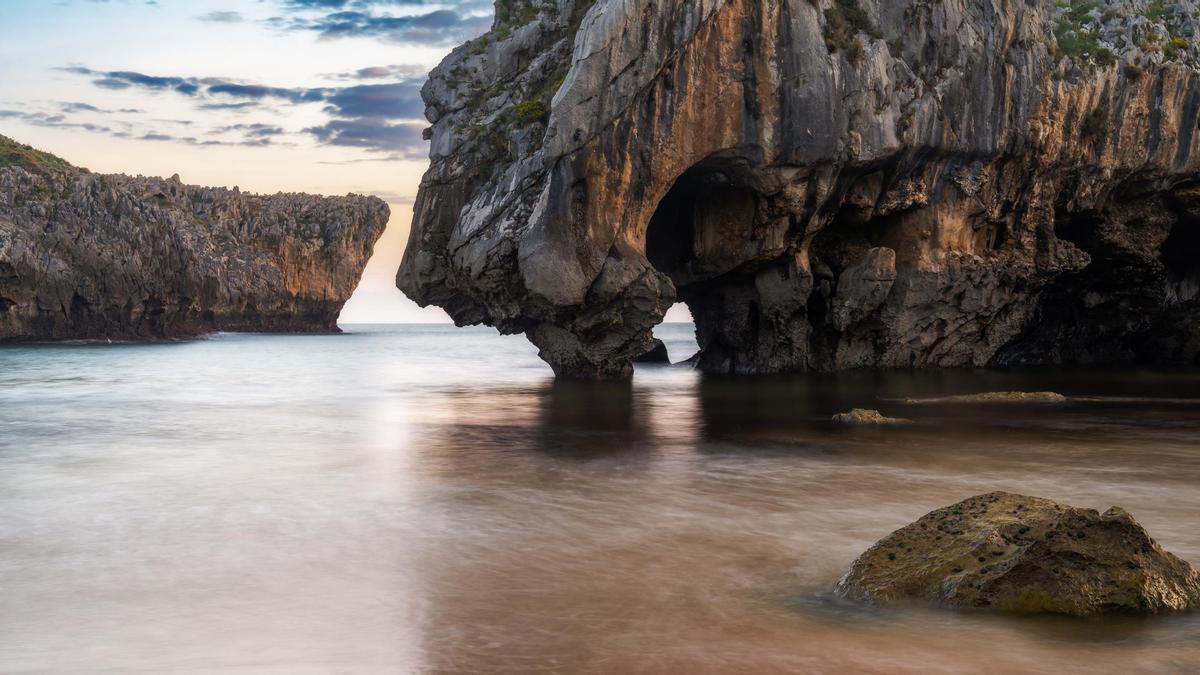Cuevas del Mar, en Asturias.