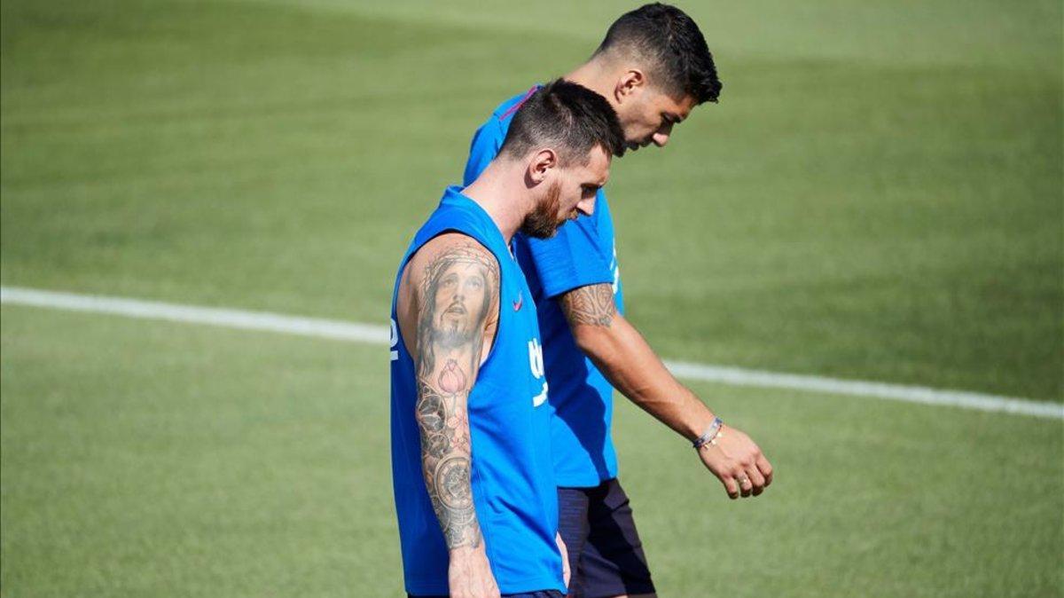 Messi, en un entrenamiento junto a Suárez