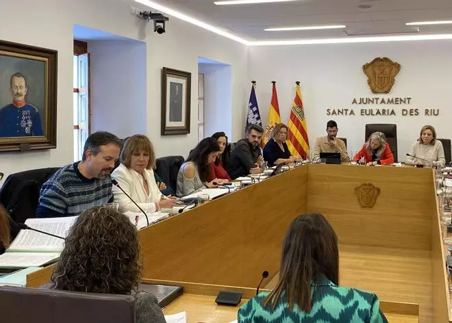 La tala de árboles "centenarios" y los ruidos por las obras de un hotel en es Canar llegan al pleno de Santa Eulària