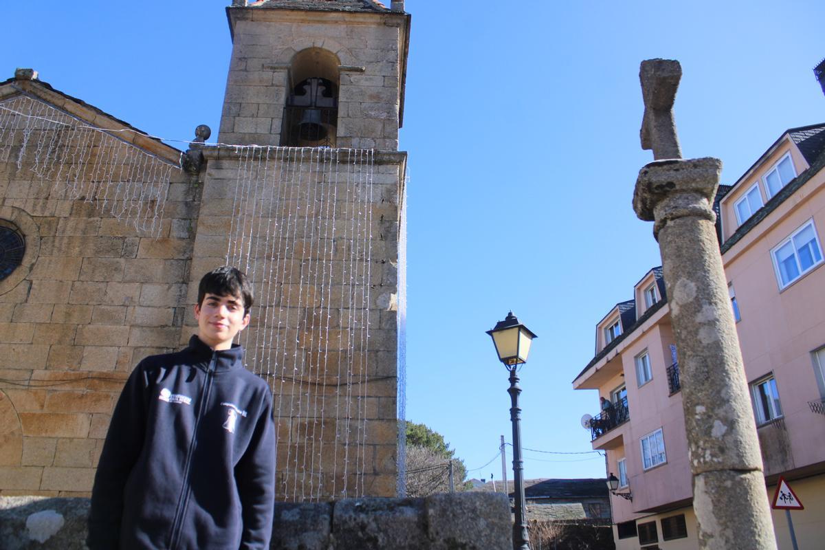 El joven Gonzalo Muñoz posa junto al campanario