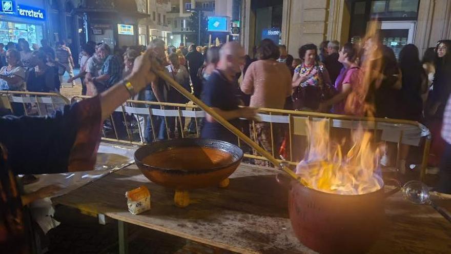 Vilagarcía se prepara para la Noite das Meigas con miles de rosquillas y litros de caña