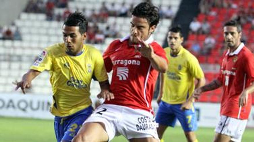 Jonathan Viera, que se perdió el partido ante el CD Alcoyano por sanción, regresa hoy al once titular ante la visita del Nàstic. En la imagen, pugna con Ruz en el partido de la primera vuelta entre ambos equipos. i LOF