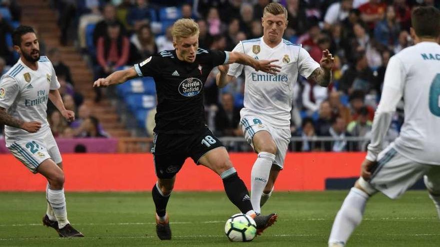 Wass, rodeado de jugadores del Madrid, controla el balón, ayer, en el Bernabéu. // LOF