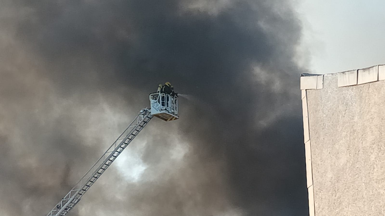 Declarado un incendio en una nave de patinetes en el polígono de La Azucarera