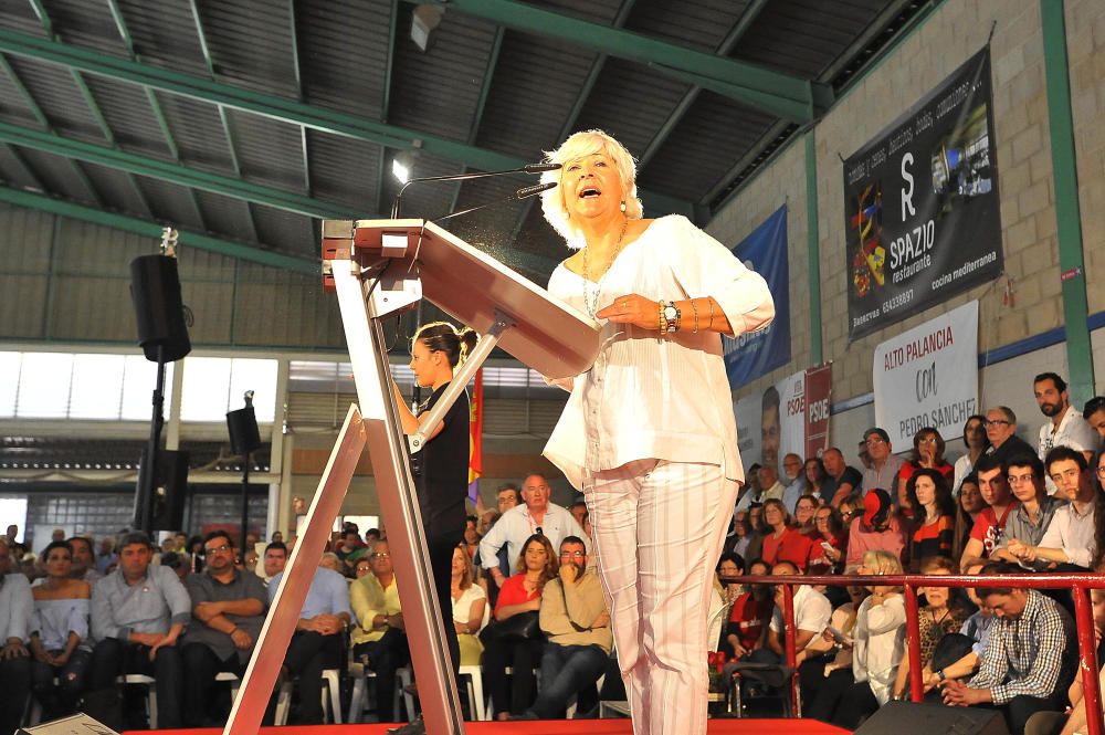 Pedro Sánchez abarrota el polideportivo de Carrús