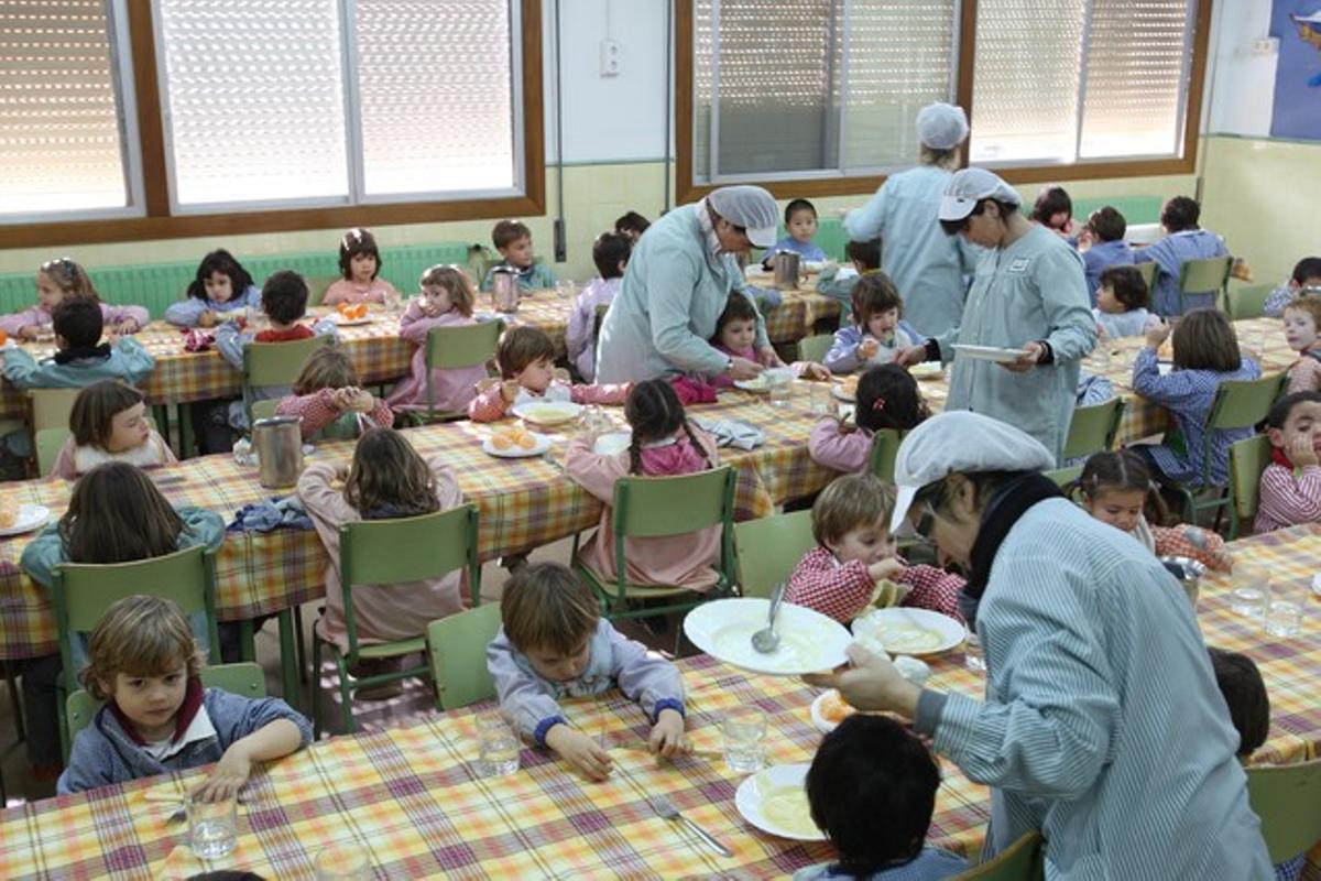 Alumnes del CEIP Tagamanent, a la Garriga, mengen al menjador. Alumnes del CEIP Tagamanent, a la Garriga, mengen al menjador.