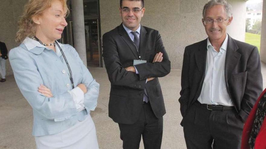 Mabel Loza, Manuel Varela, director de la Agencia Gallega de Innovación (centro), y Ángel Carracedo.