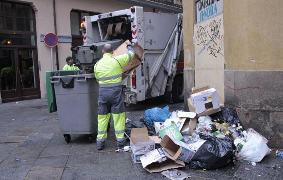 Un empleado recoge basura de las calles de Zamora.