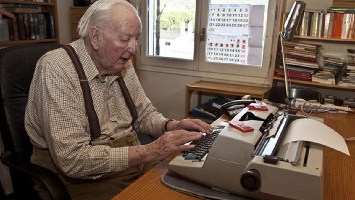 Tom Sharpe, en el 2011, en su casa de Llafranc.