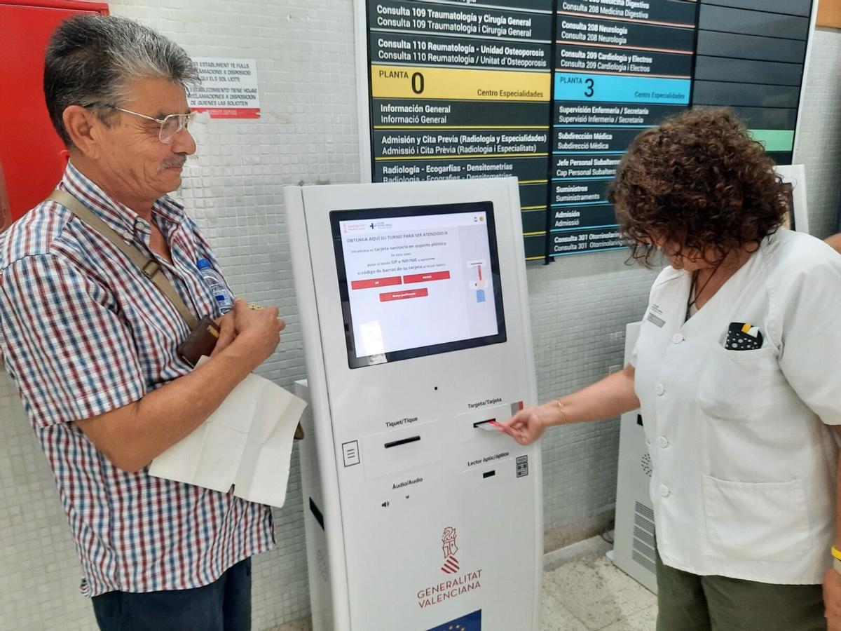 Un paciente coge turno en un centro de salud de Alicante