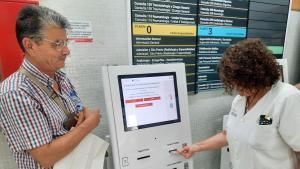 Un paciente coge turno en un centro de salud de Alicante
