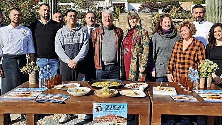 Participantes en la iniciativa posan tras la presentación.