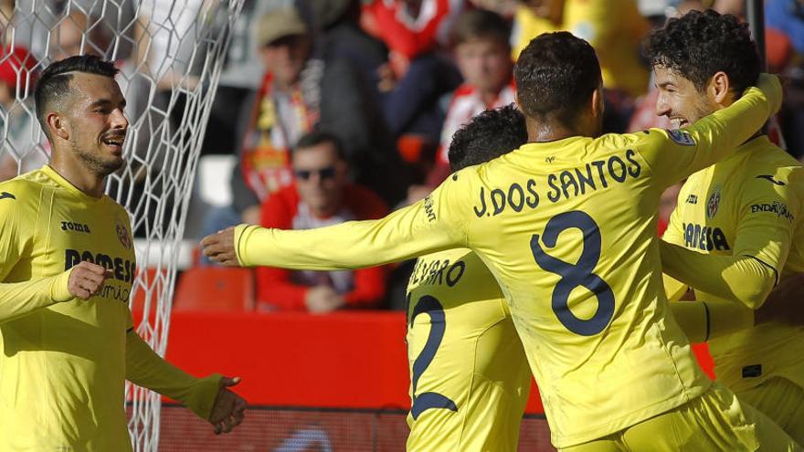 Pato celebra con sus compañeros el tercer gol.