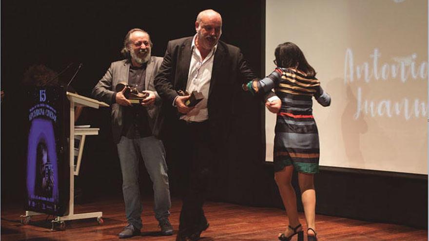 Juanma Lara y la alcaldesa de Archidona, Mercedes Montero, junto a Antonio Salazar, se divirtieron sobre el escenario.
