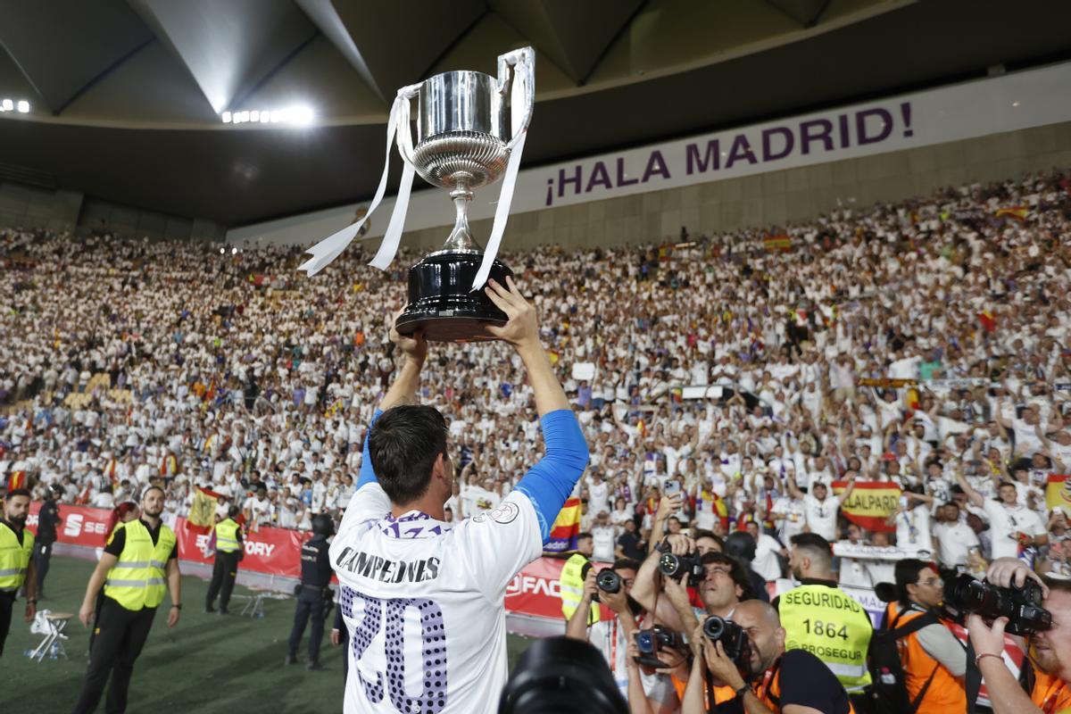 SEVILLA, 06/05/2023.- El guardameta belga del Real Madrid, Thibaut Courtois levanta la Copa de S.M. El Rey entregada por Felipe VI tras vencer 2-1 a Osasuna en la final de la Copa del Rey de fútbol este sábado en el estadio de La Cartuja de Sevilla. EFE/ Julio Munoz