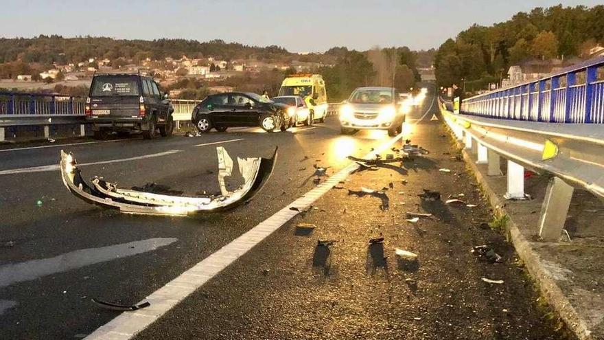 Estado en el que quedaron los dos vehículos siniestrados ayer en Ponte Taboada. // Bernabé