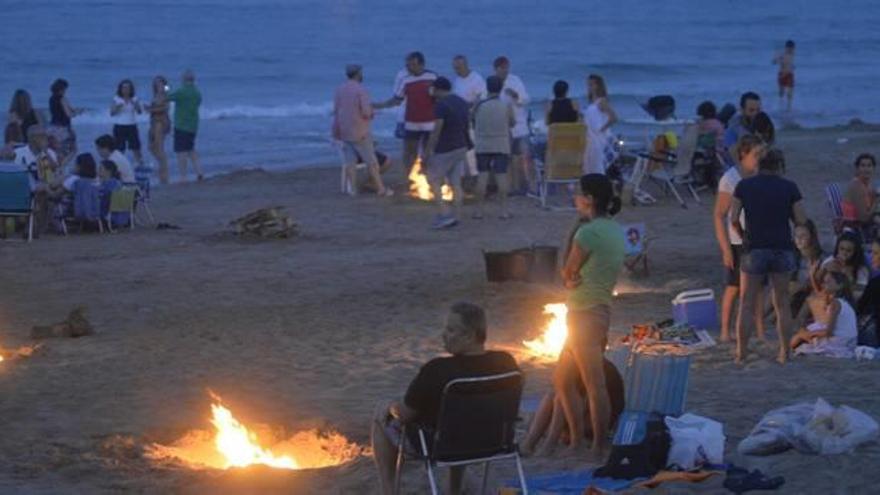 Las playas se llenaron de multitud de grupos de familiares y amigos para pasar la noche.