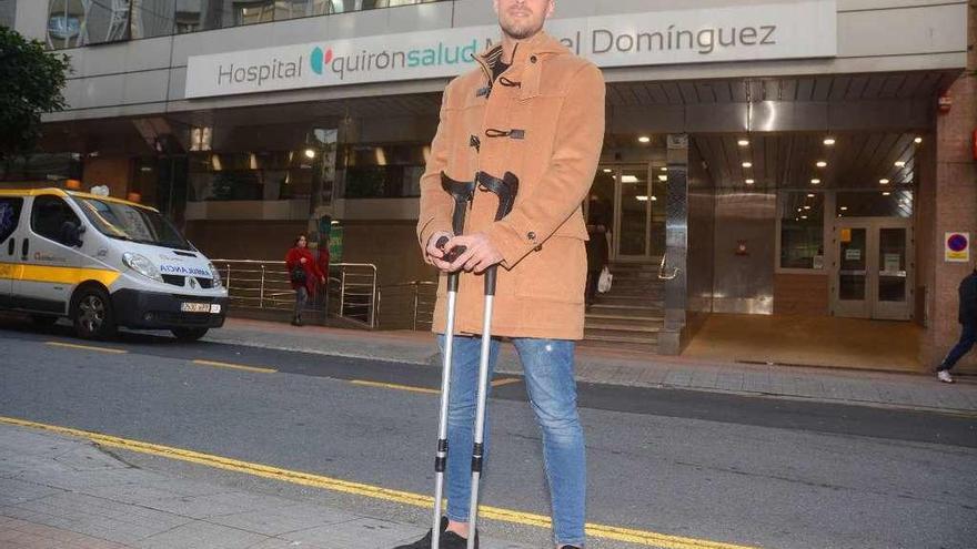 Javi López antes de ingresar en el hospital Quirón Salud Miguel Domínguez para su operación. // Rafa Vázquez