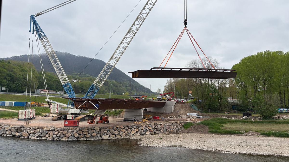 Finaliza el montaje de la estructura metálica del puente de Arriondas