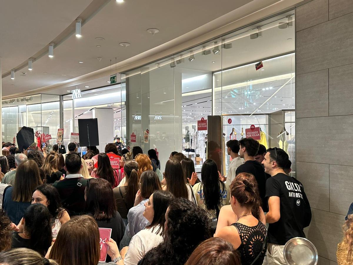 Delante de una tienda de Zara en Vigo