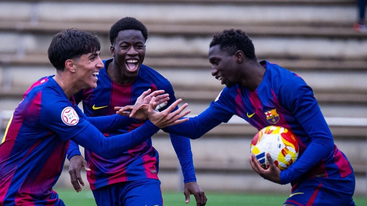 Nuhu Fofana celebra con Ebrima y Villar un gol