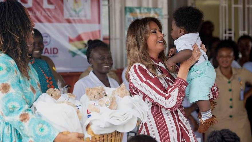 Melania Trump coge en brazos a un bebé en un hospital.