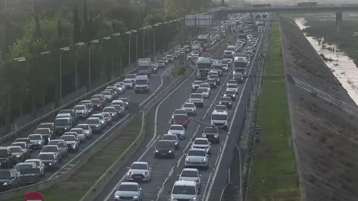 Un accidente en la V-30 dificulta el tráfico en Valencia y colapsa la salida hacia Barcelona por el nuevo cauce del Turia