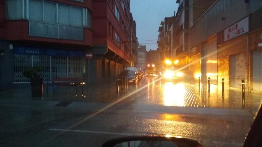 Els vehicles d&#039;emergències al carrer Núria de Figueres.