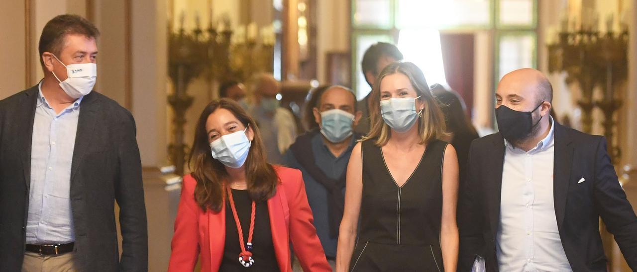 Inés Rey y Mónica Martínez, en el centro, el día de la entrada de la segunda en el Gobierno local.