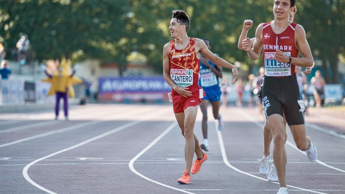 Cantero mira a su entrenador tras entrar en la meta de los 5.000 metros