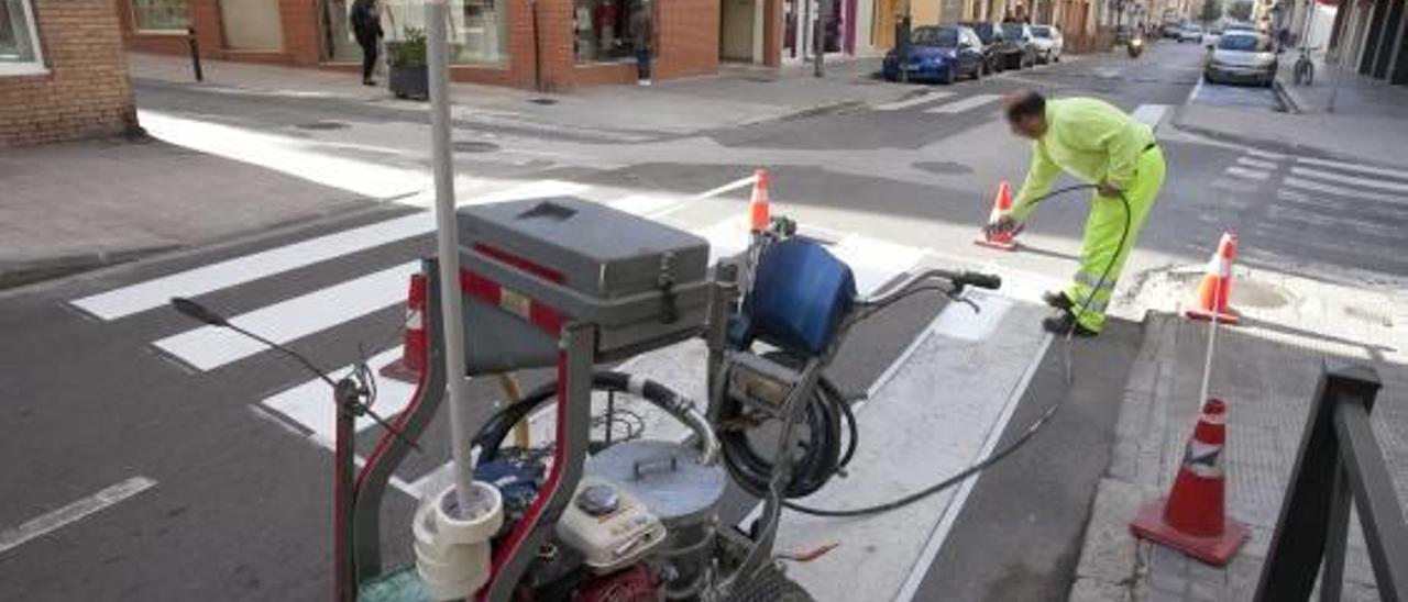 La grúa retira un coche extranjero bien aparcado por agotar el tique en Xàtiva