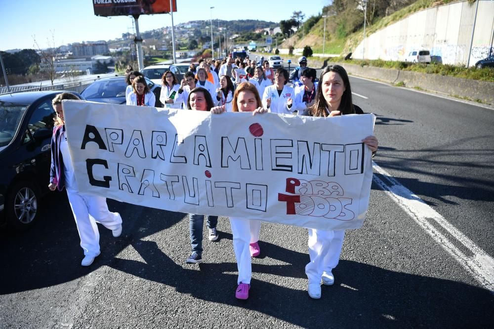 Trabajadores del Materno se movilizan para pedir mas plazas de aparcamiento.