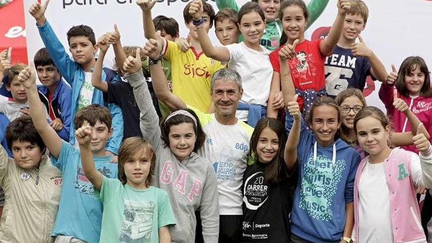 Martín Fiz, rodeado de los niños que participaron en el entrenamiento.