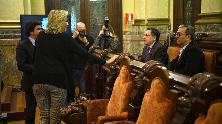 Concejales del PP y del PSOE conversan antes del pleno de abril donde se habló del concurso.