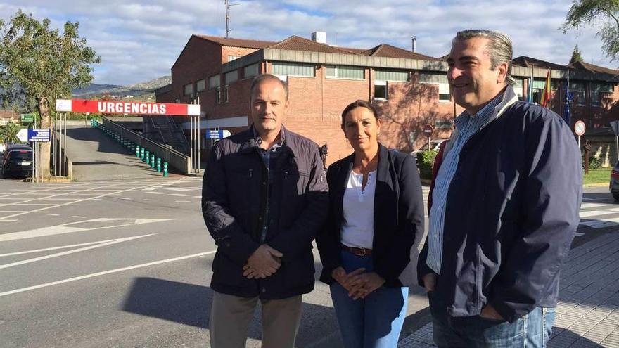 El presidente del PP de Parres, José Ángel Fernández, y los diputados populares Marifé Gómez y Carlos Suárez, a las puertas del Hospital de Arriondas, ayer.