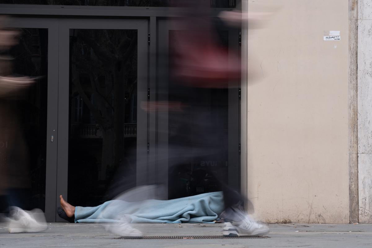 Imagen de archivo de una persona sin hogar.