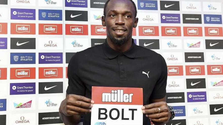 Bolt muestra el dorsal que lucirá en Londres. // Efe