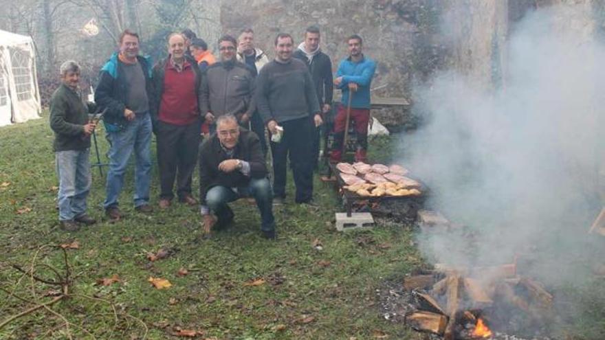 Aballe, en Parres, festeja su ejemplaridad con una comida de confraternización