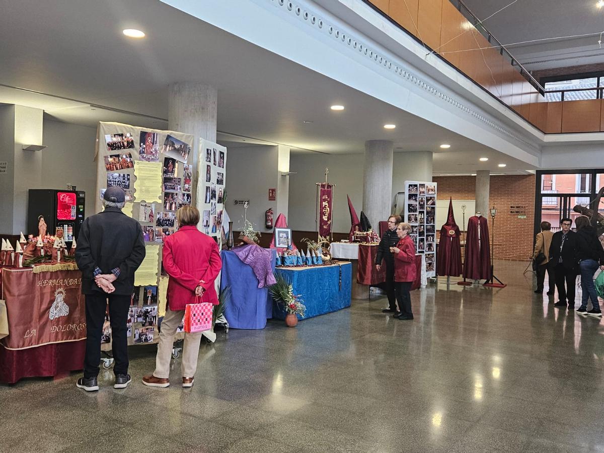 Vecinos visitan la exposición de Semana Santa.