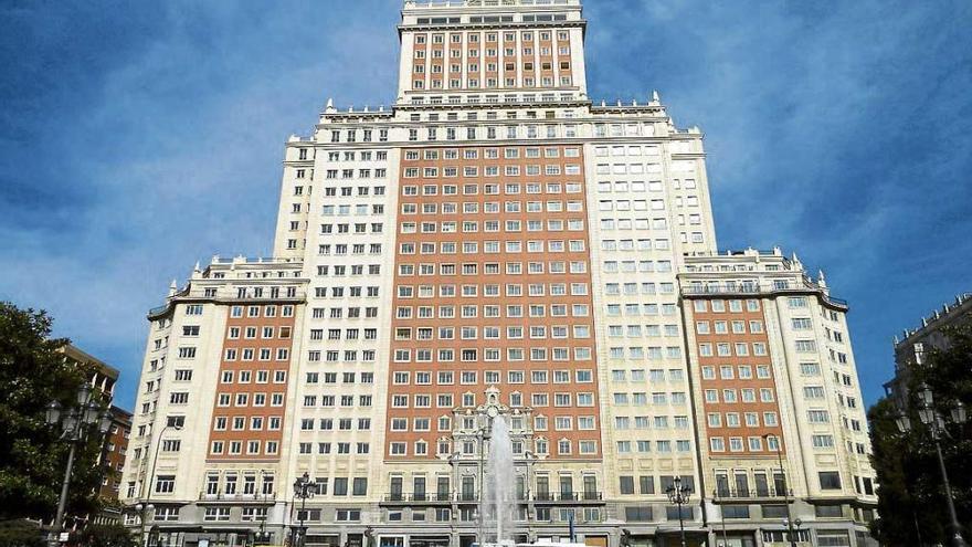 El emblemático Edificio España que Riu convertirá en hotel.