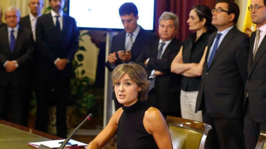 La ministra Isabel García Tejerina, tras la firma del acuerdo, junto a los representantes del sector.